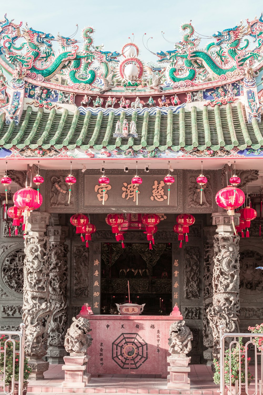 Temple vert et rose avec mur rose et blanc