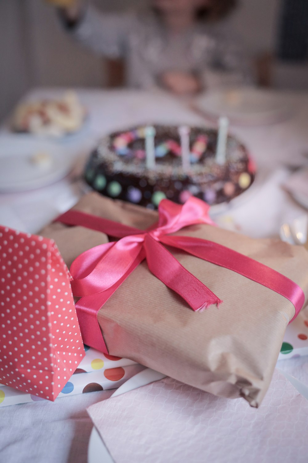 Caja de regalo de lunares rojos y blancos