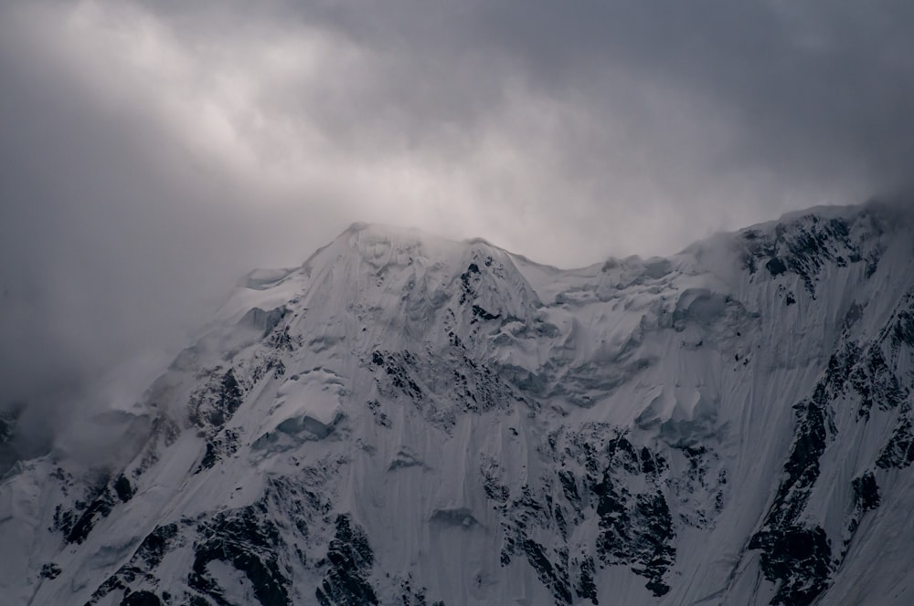 montanha coberta de neve sob céu nublado