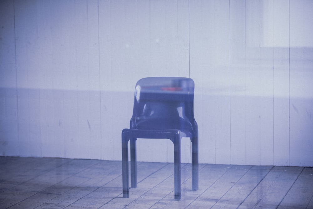 sedia di plastica blu su piastrelle bianche del pavimento