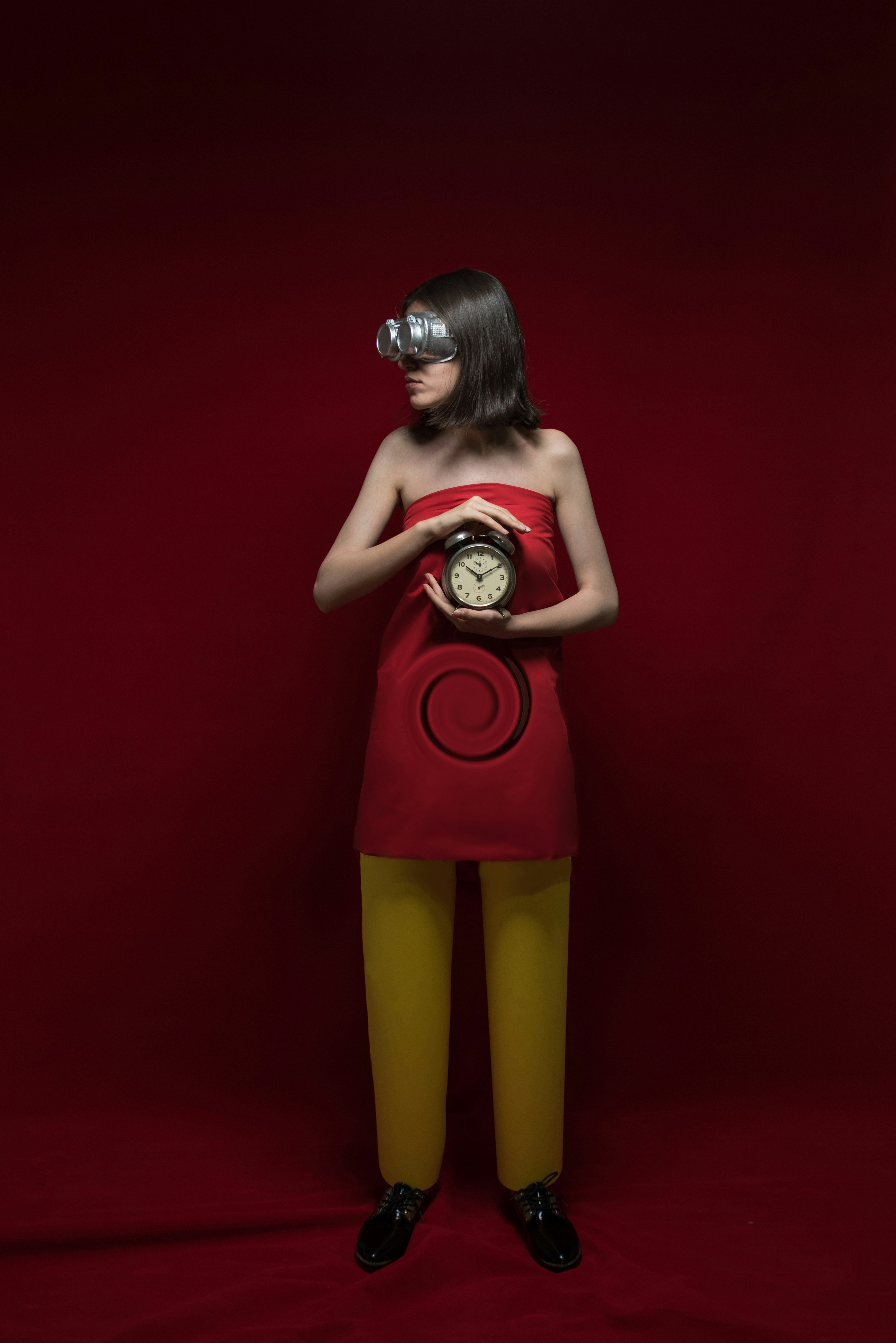 Frau in rotem Tanktop und gelben Shorts mit roter und silberner Trophäe