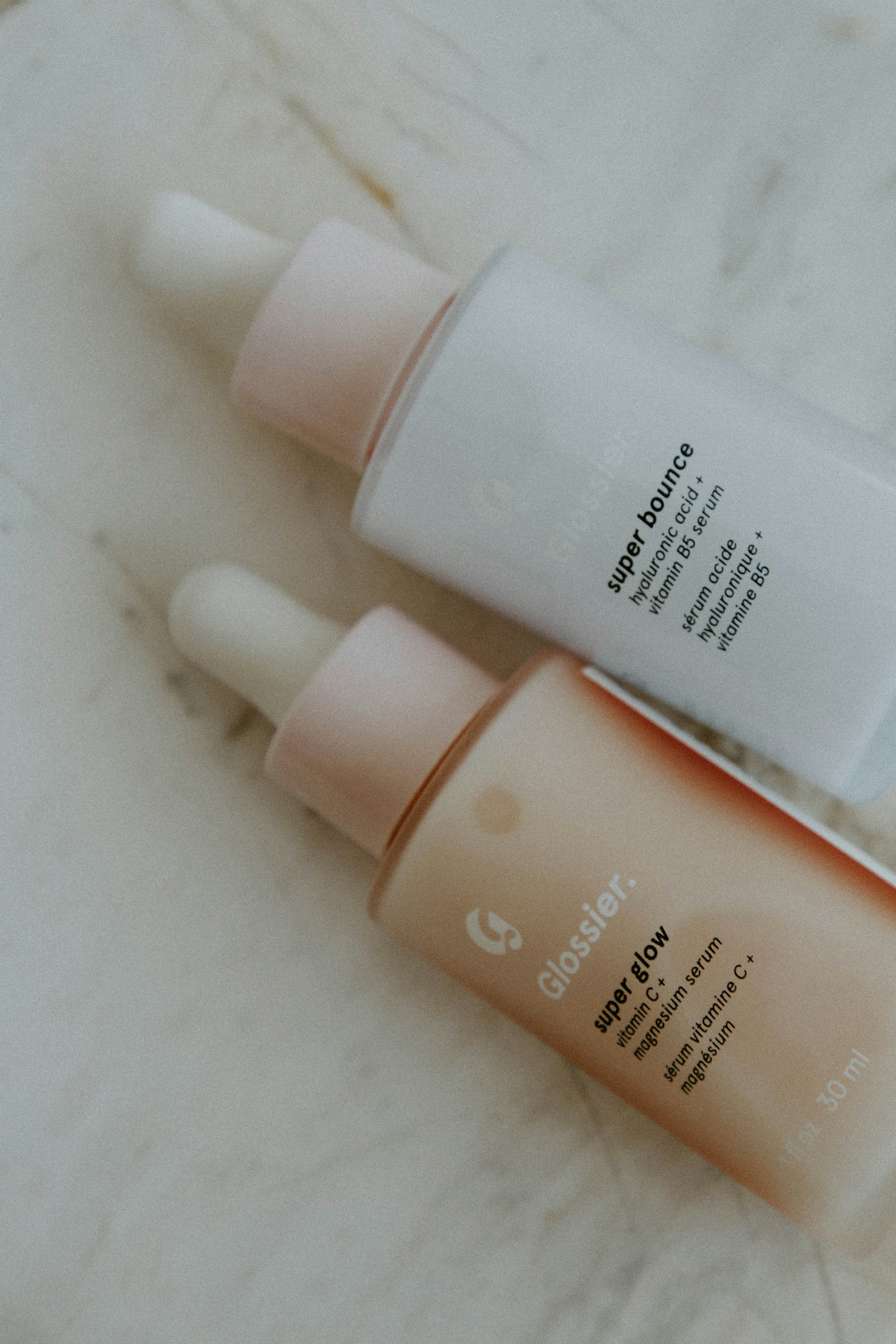 AI-genereret Instagram opslag for AuraGlow Serum