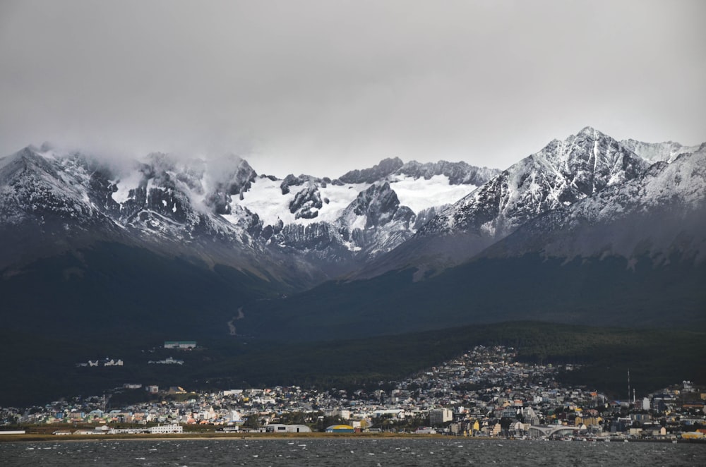 montagne enneigée pendant la journée