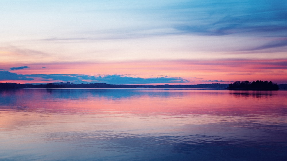 Plan d’eau au coucher du soleil