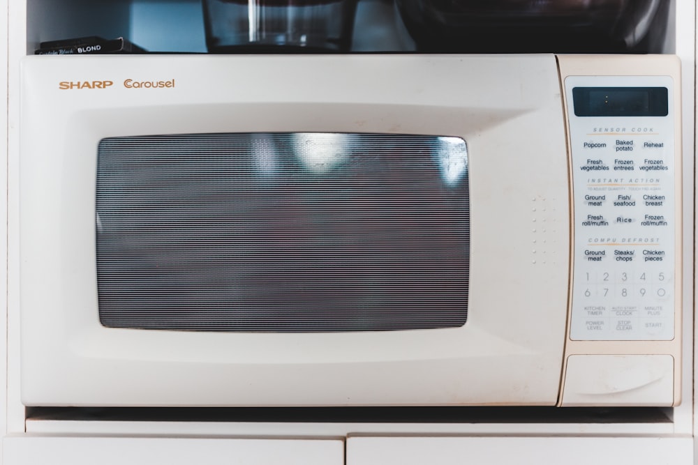 forno de micro-ondas branco desligado