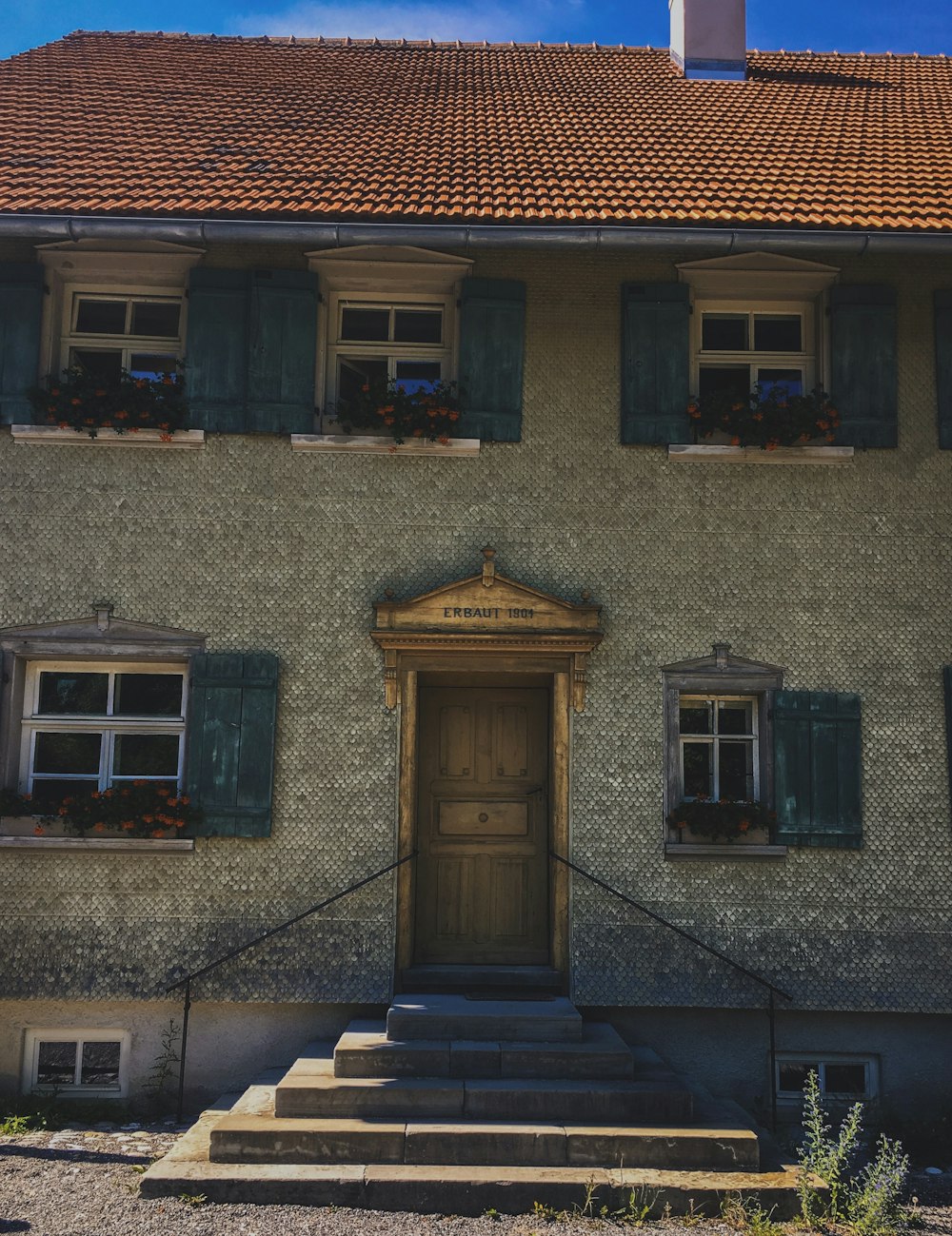 brown and white concrete building near green trees during daytime photo – Free Roof Image on Unsplash Photo by Tom Swinnen on... 