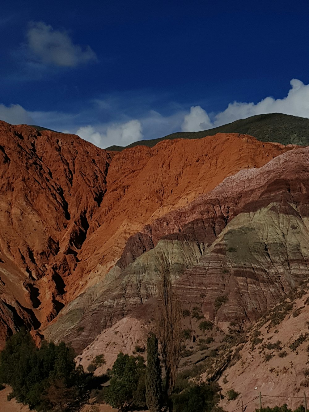 Montagna rocciosa marrone sotto il cielo blu durante il giorno