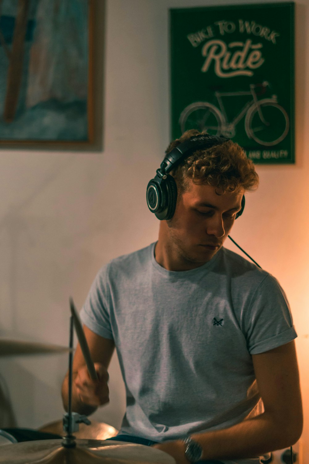 man in gray crew neck t-shirt wearing black headphones