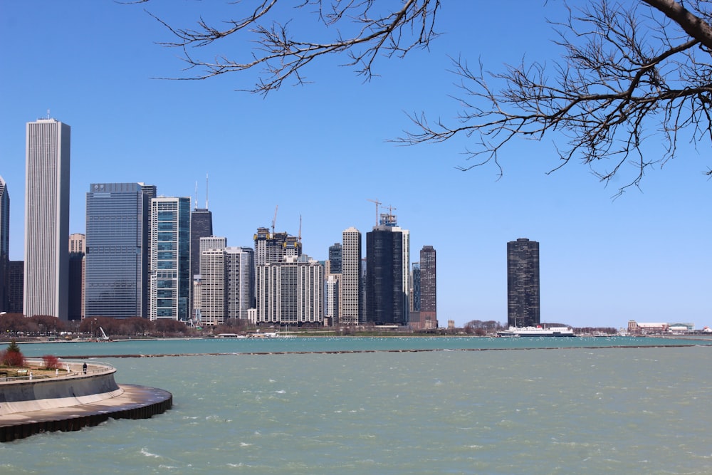 Skyline der Stadt tagsüber über das Gewässer