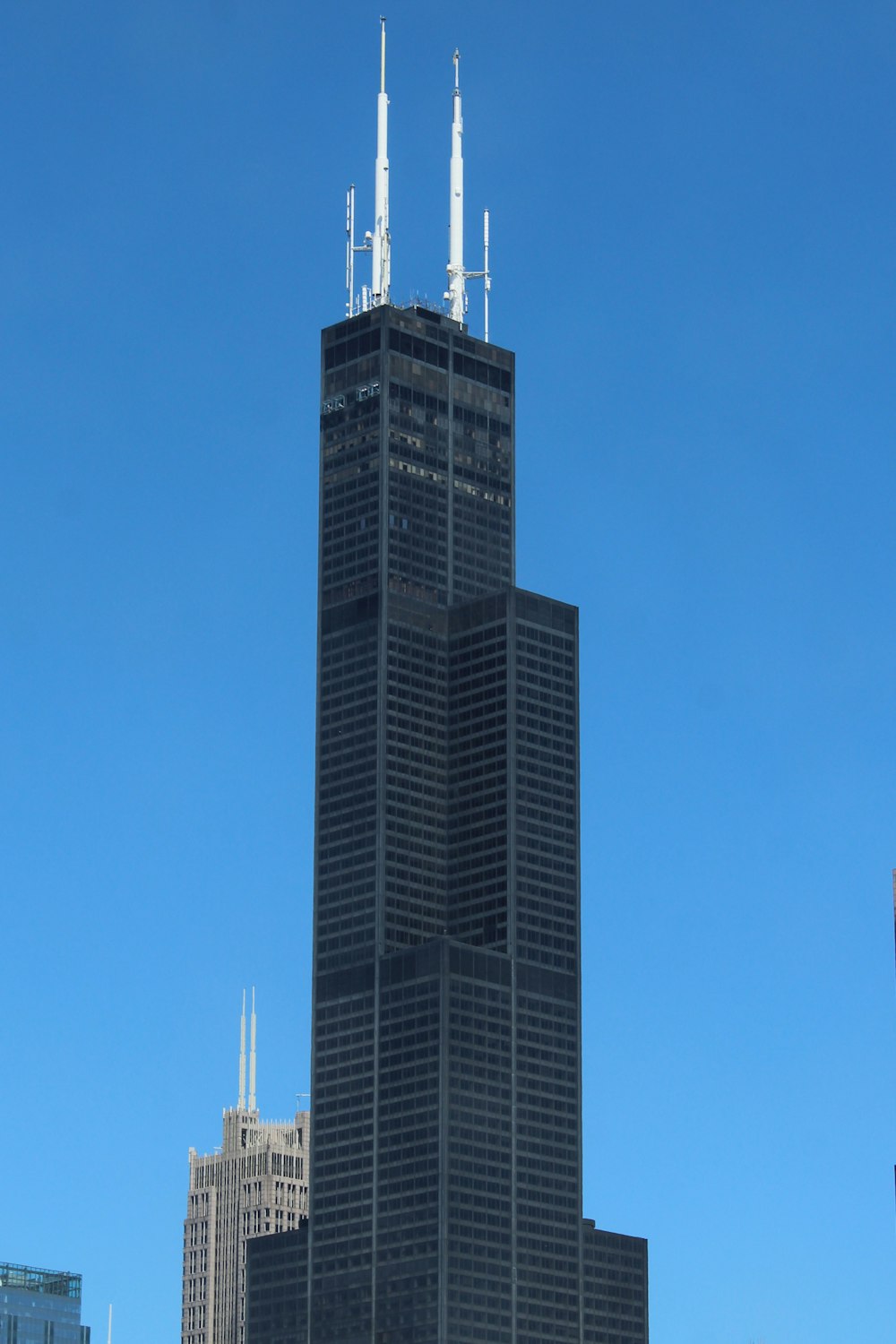 Edificio de gran altura negro bajo el cielo azul durante el día