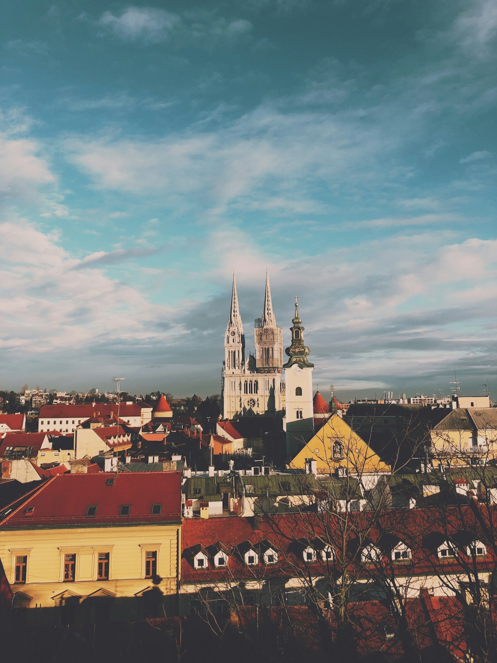 Braun-weißes Betongebäude unter blauem Himmel tagsüber