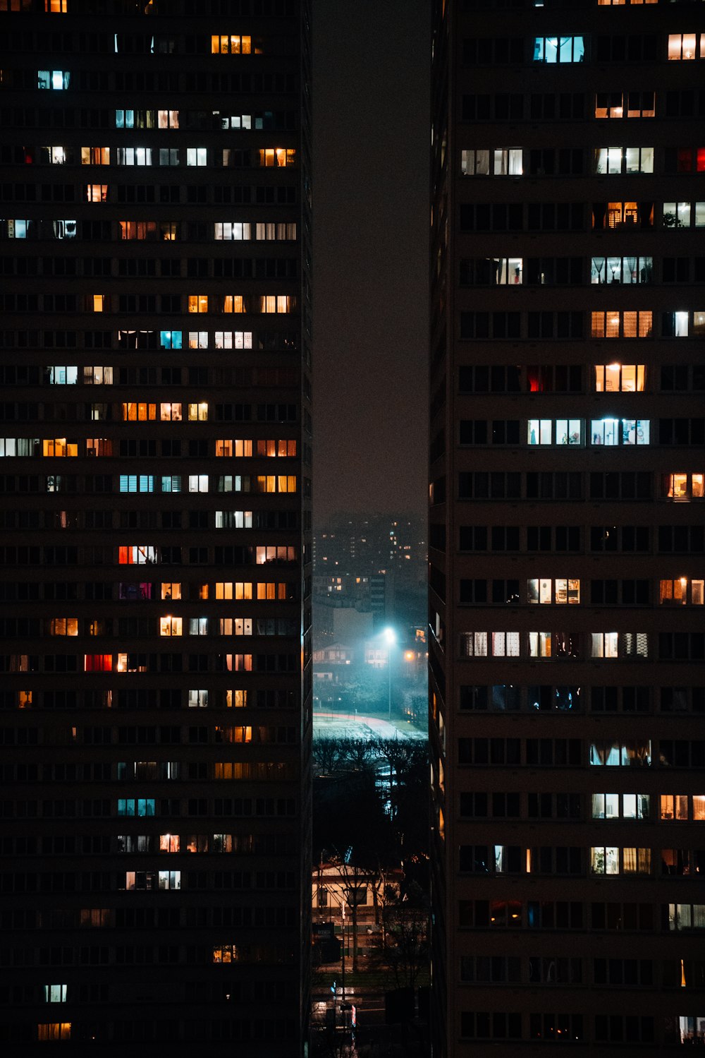 Braunes Betongebäude während der Nachtzeit