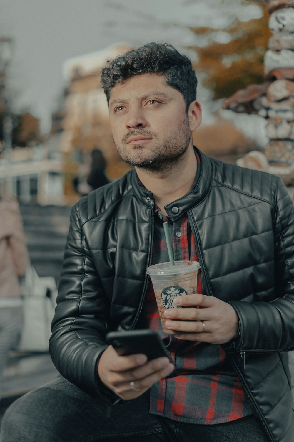 Foto Hombre con chaqueta de cuero negro sosteniendo un vaso – Imagen Chile gratis Unsplash