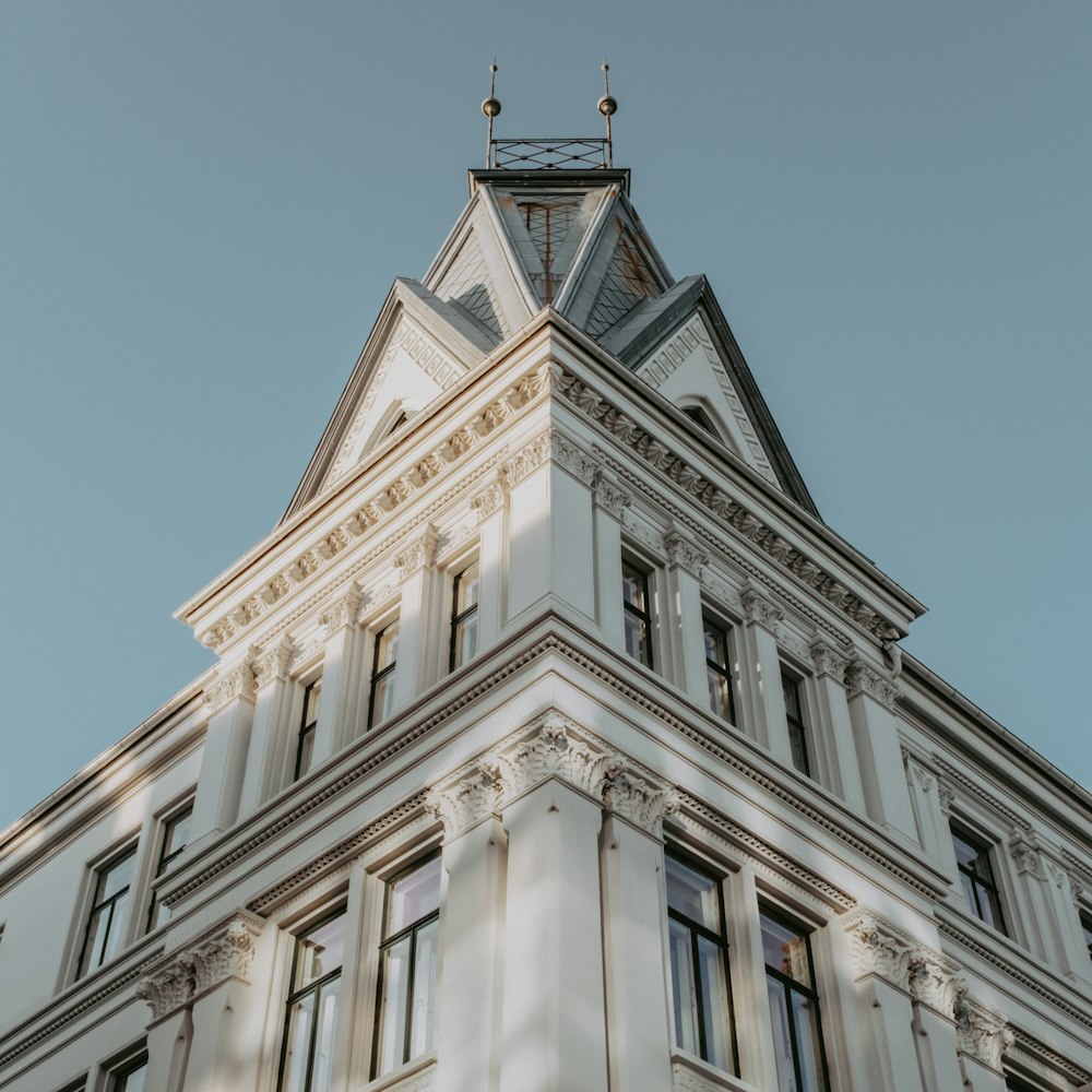 Edificio de hormigón blanco bajo el cielo azul durante el día