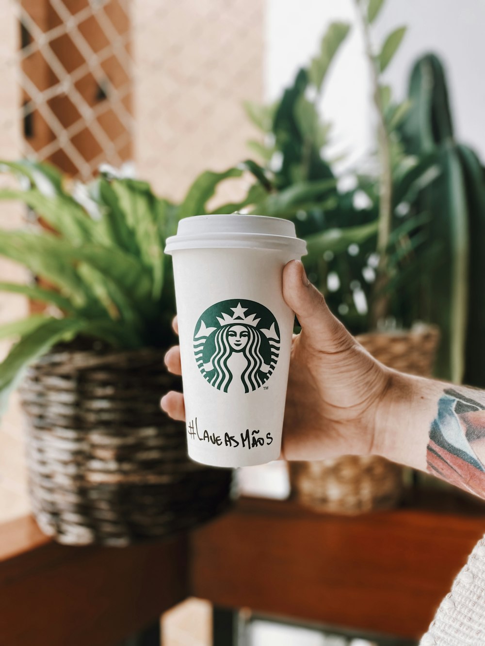 Weißer und grüner Starbucks Einwegbecher