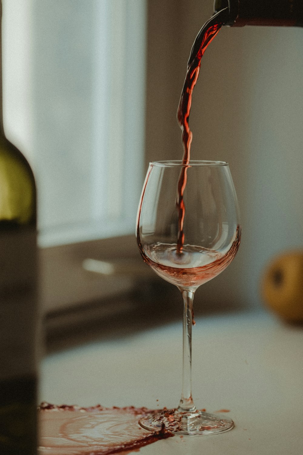 澄んだワイングラスと赤ワイン