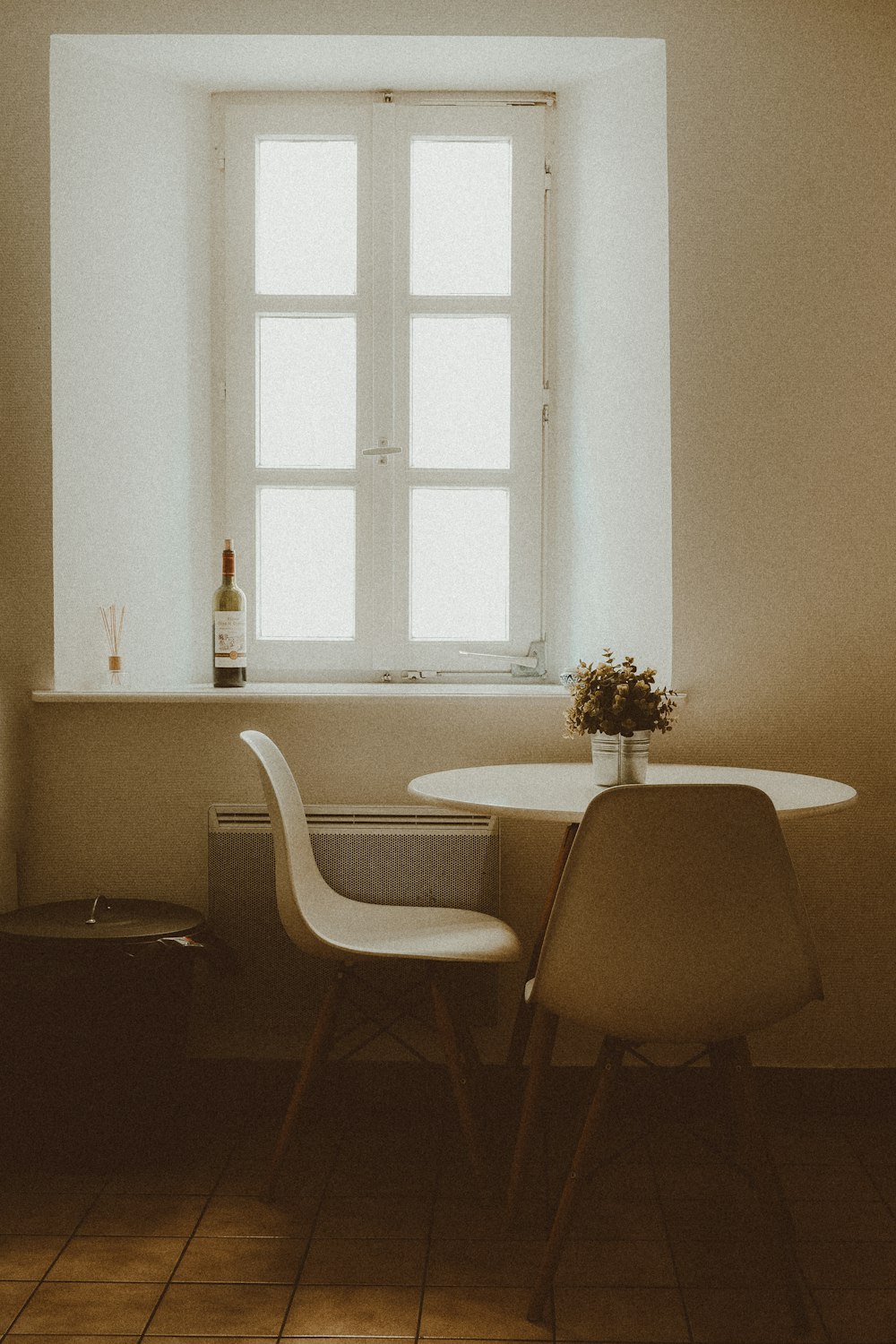 흰색 나무 테이블 근처 흰색과 갈색 나무 의자