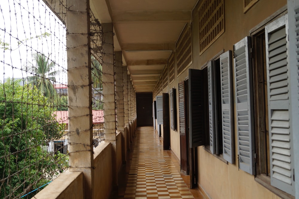 Pasillo de madera marrón con ventanas de vidrio