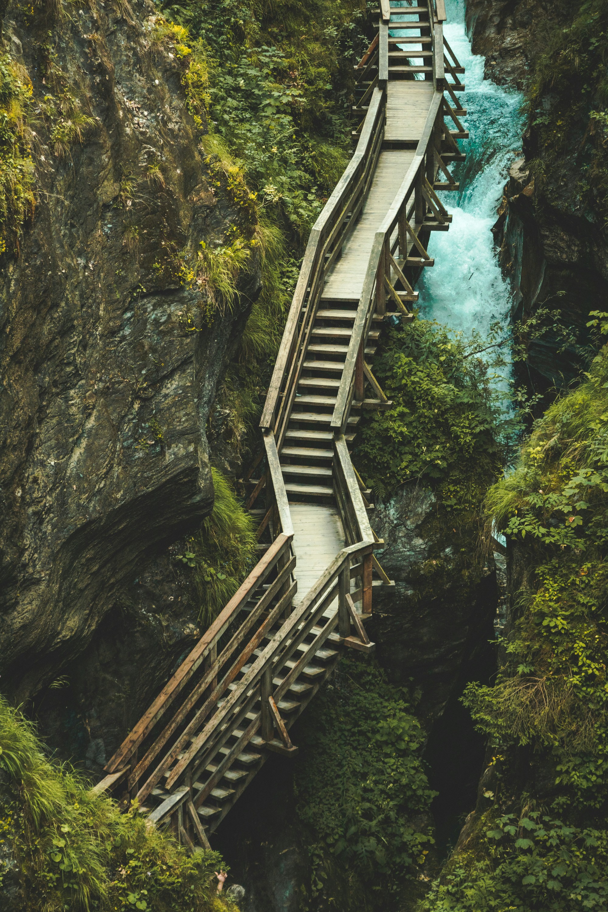 Puente de madera marrón sobre el río