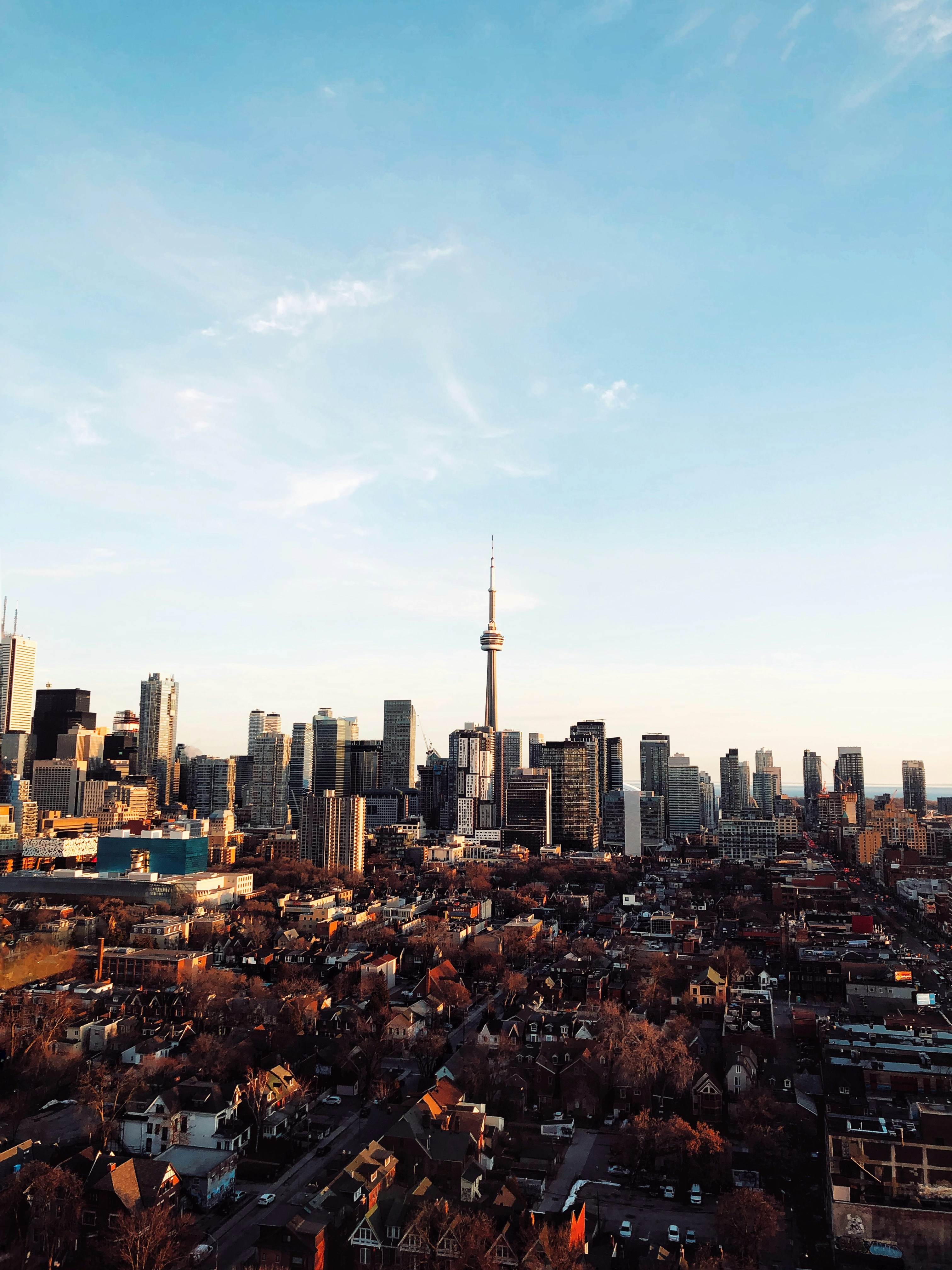 Horizon de la ville sous le ciel bleu pendant la journée
