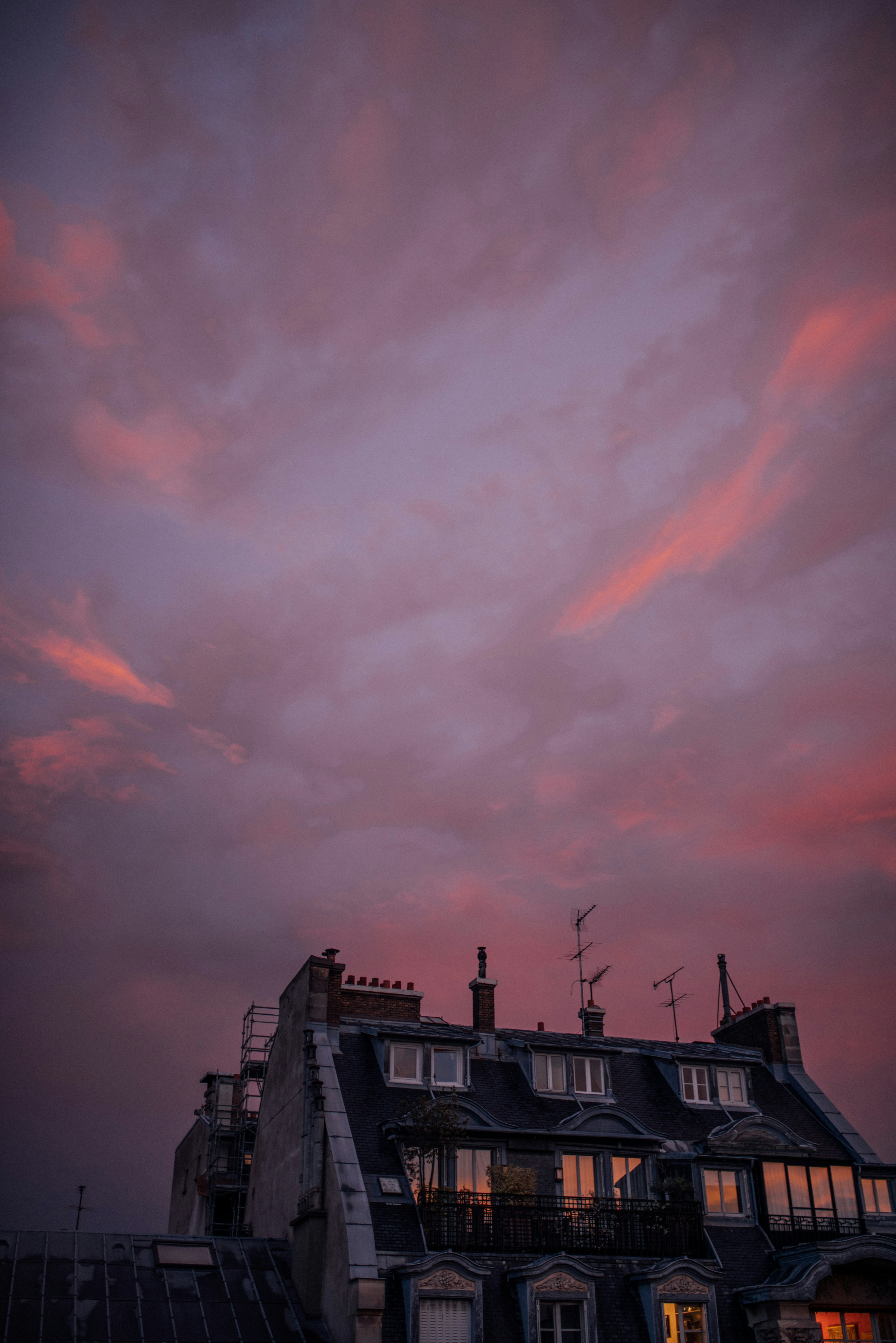Weißes Betongebäude tagsüber unter bewölktem Himmel