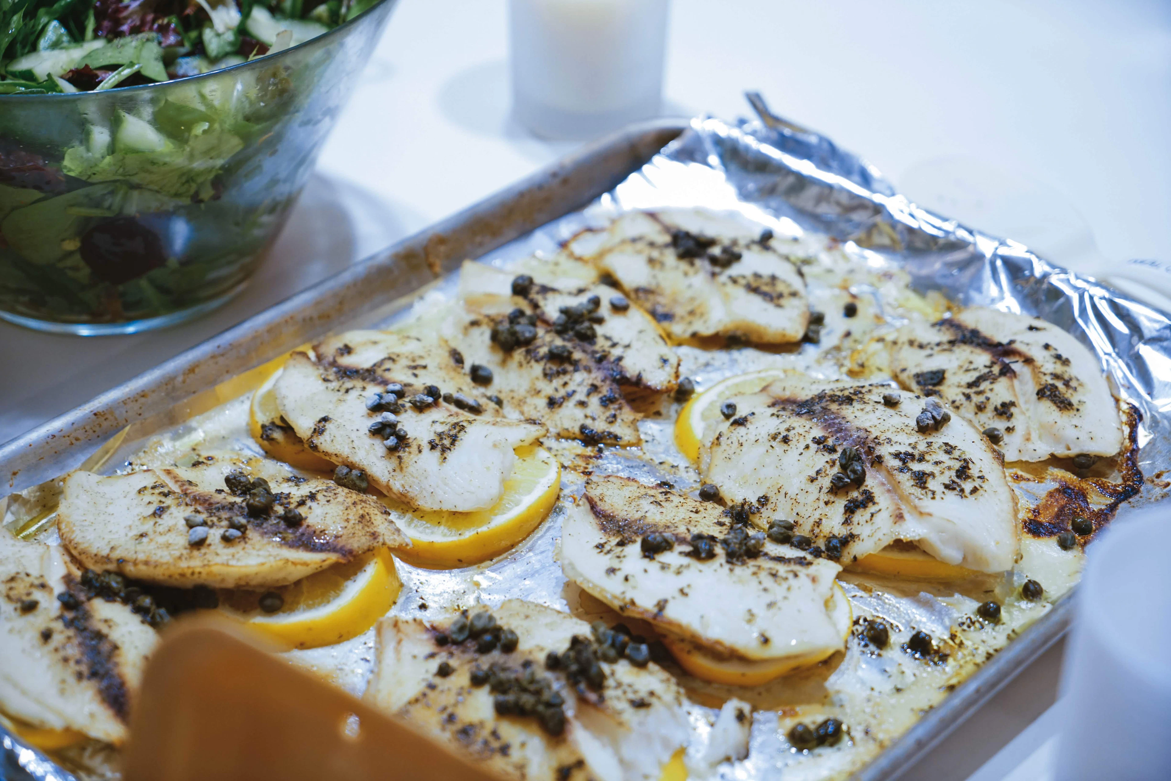 Filets de poisson blanc cuits au four avec du citron et des herbes