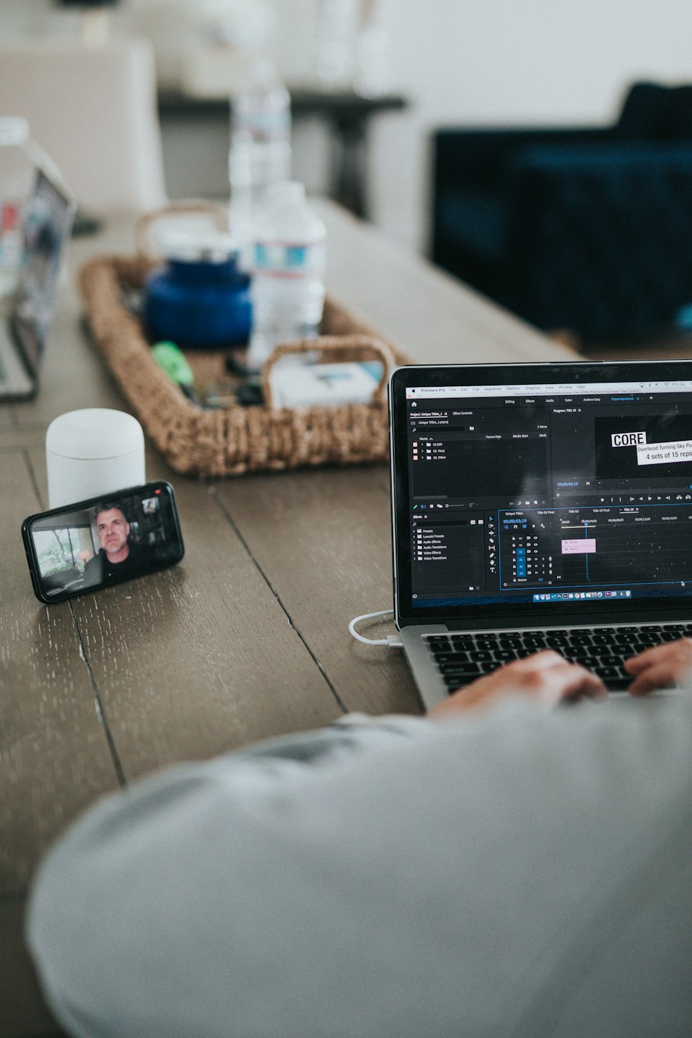 MacBook Pro auf brauner Ledercouch