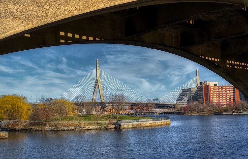 Braune Brücke über den Fluss unter blauem Himmel tagsüber