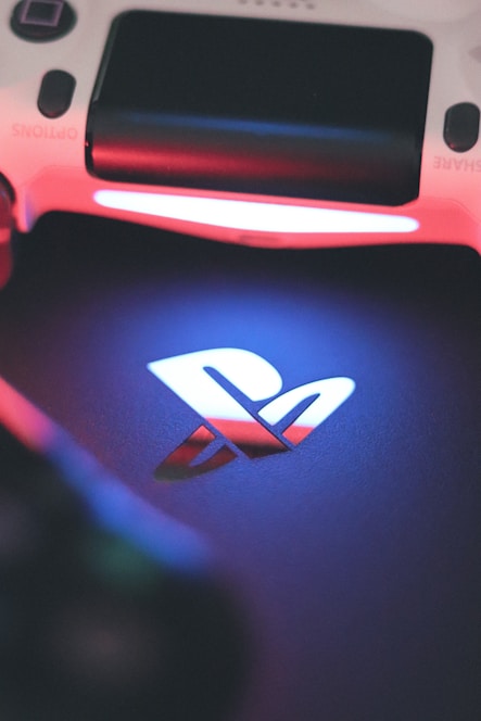 Símbolo da Playstation iluminado por um Dualsense.