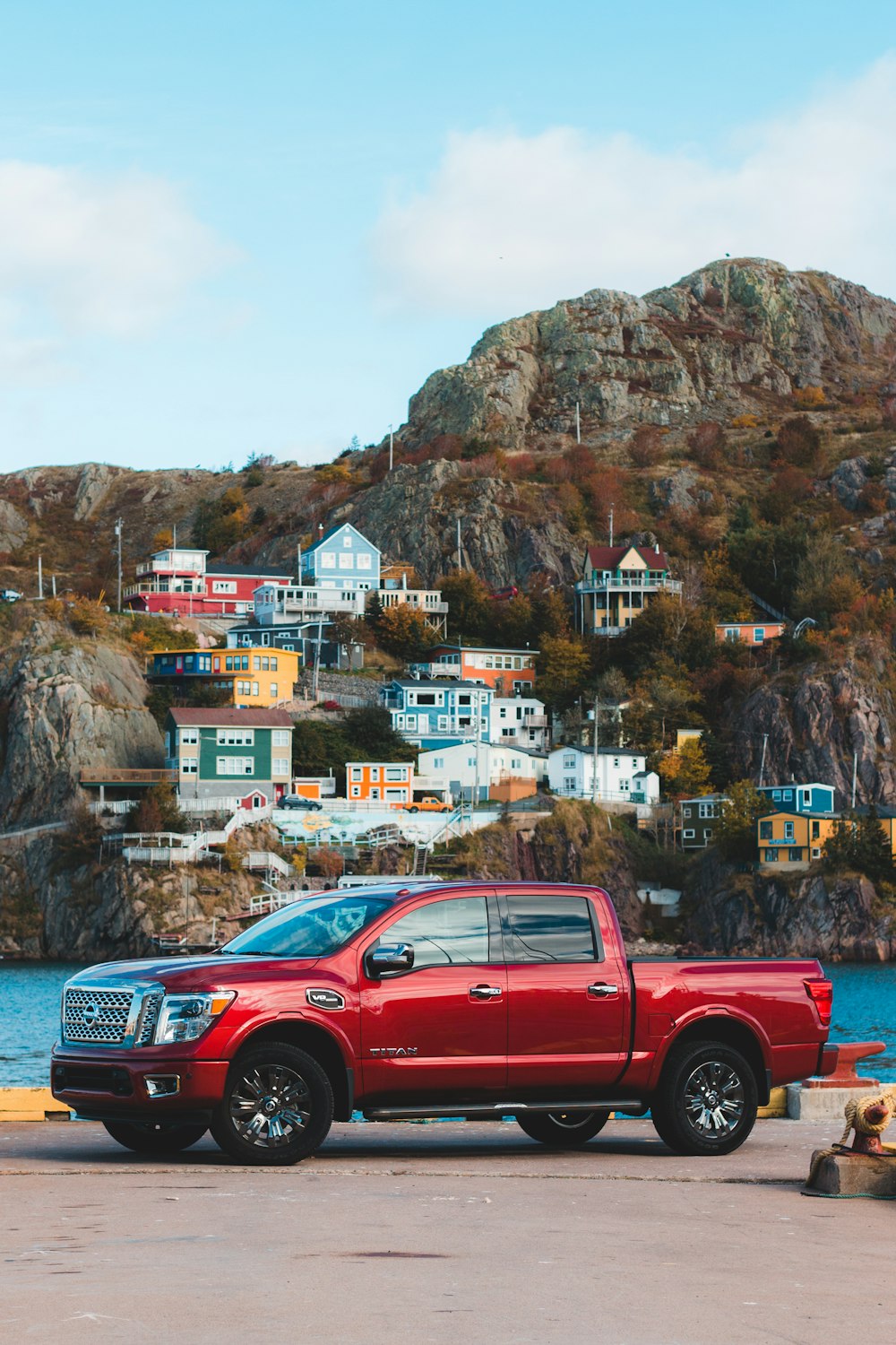 Roter Mannschaftskabinen-Pickup-Truck, der tagsüber in der Nähe von Brown Mountain geparkt ist