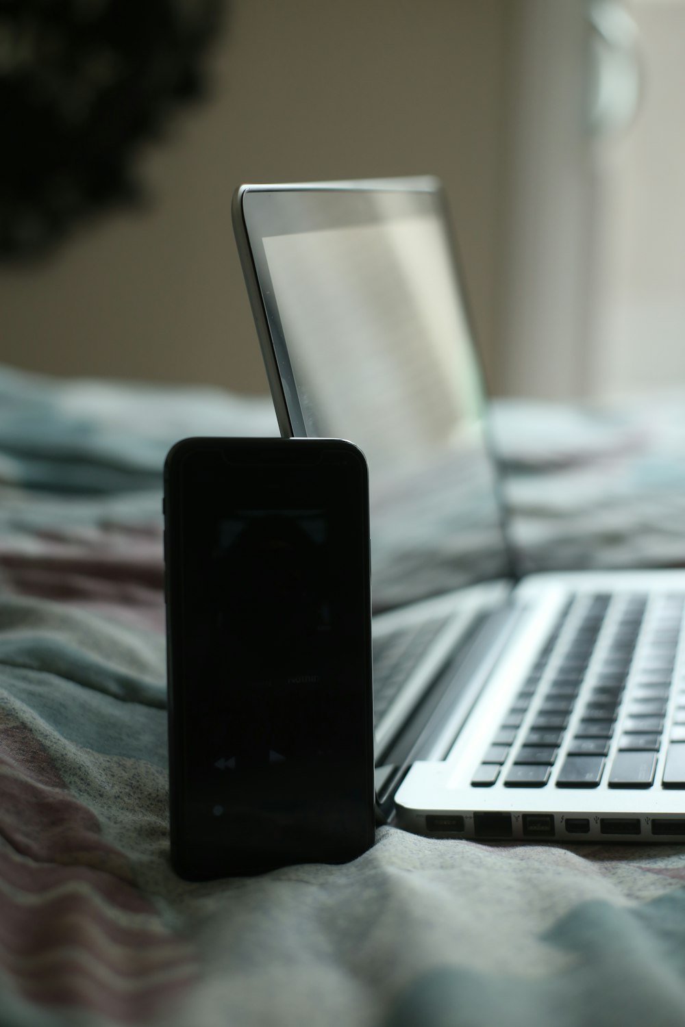 black iphone 4 on macbook pro