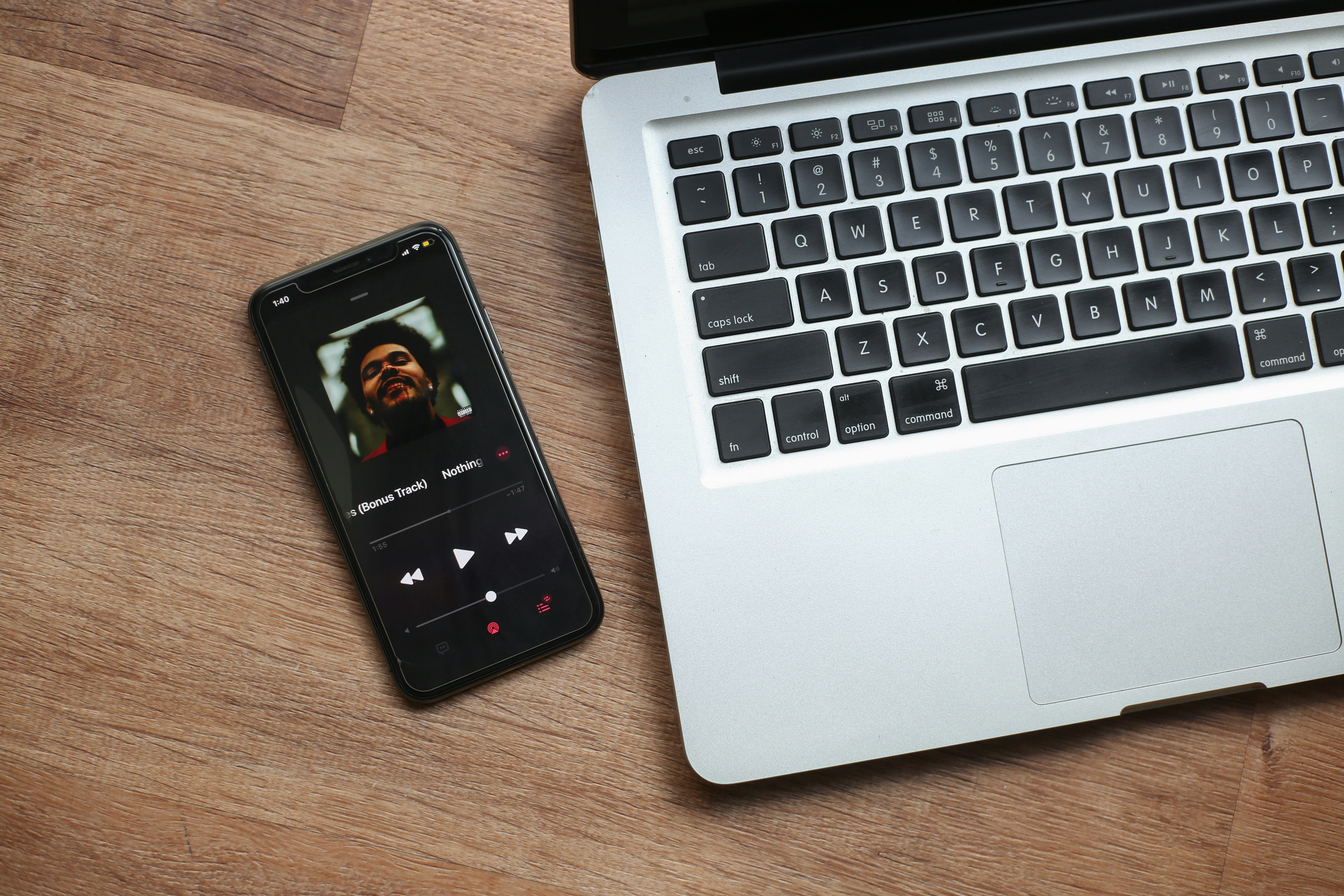 iPhone 7 noir sur MacBook Pro