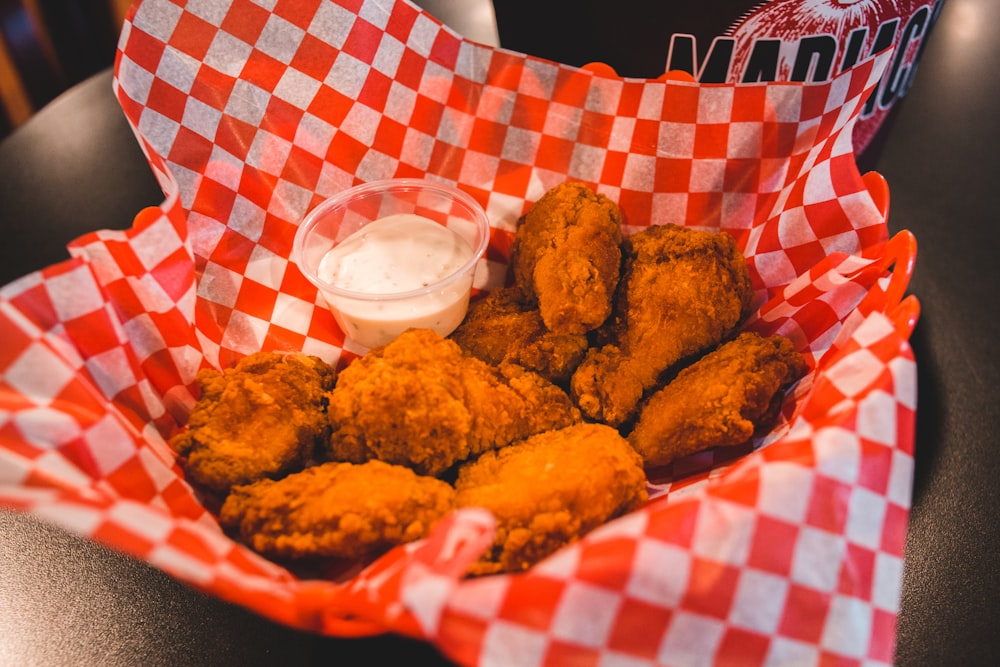 Pollo frito en plato de cerámica blanca