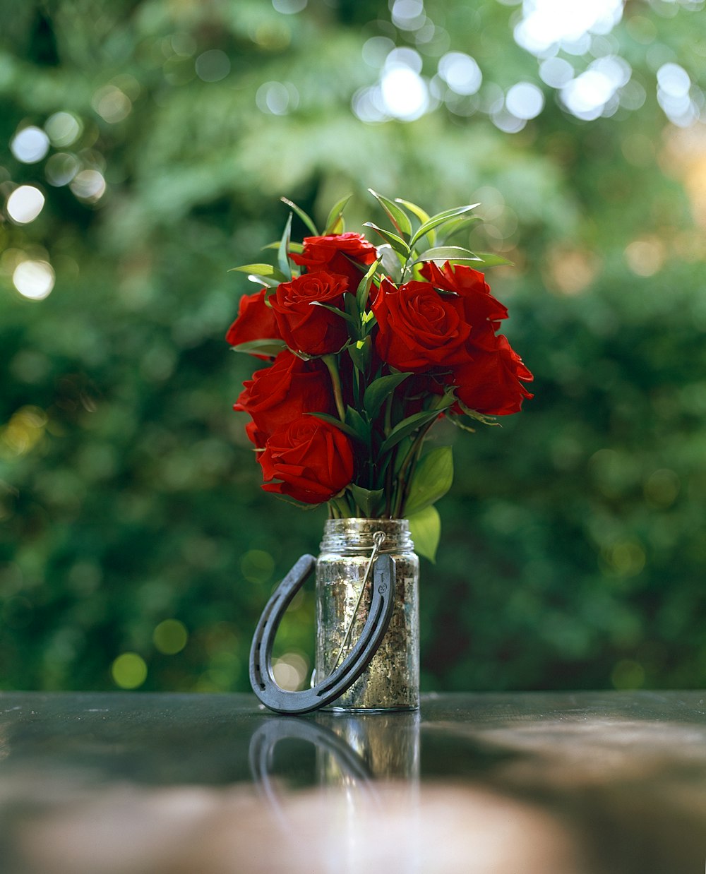 rosa roja en jarrón de vidrio transparente