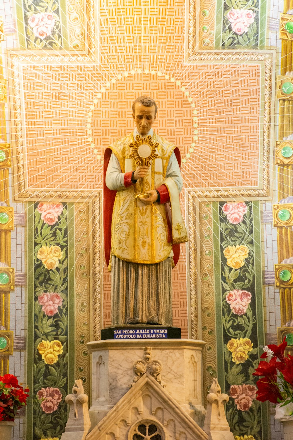 mulher na estatueta do vestido vermelho e dourado