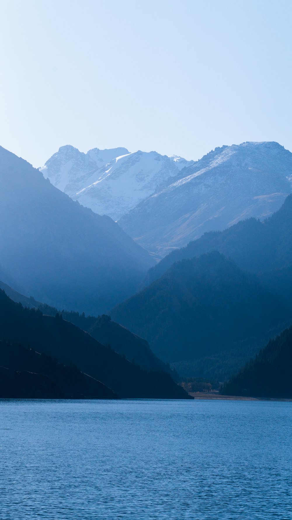 montagne verdi e bianche sotto il cielo blu durante il giorno