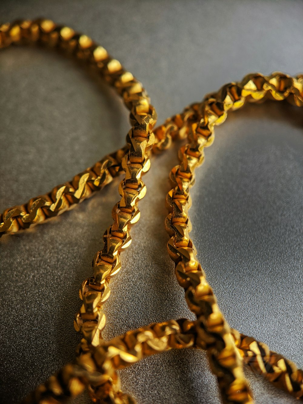 Goldkette Kette auf grauem Textil