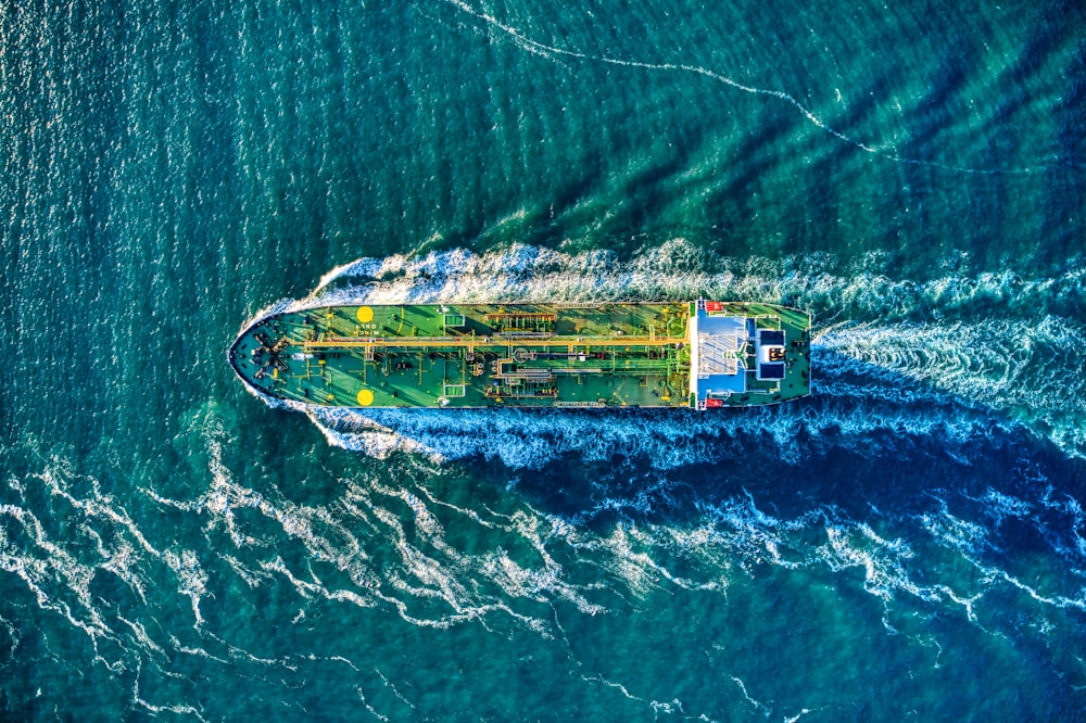 Vista aérea del barco blanco y amarillo en el cuerpo de agua durante el día