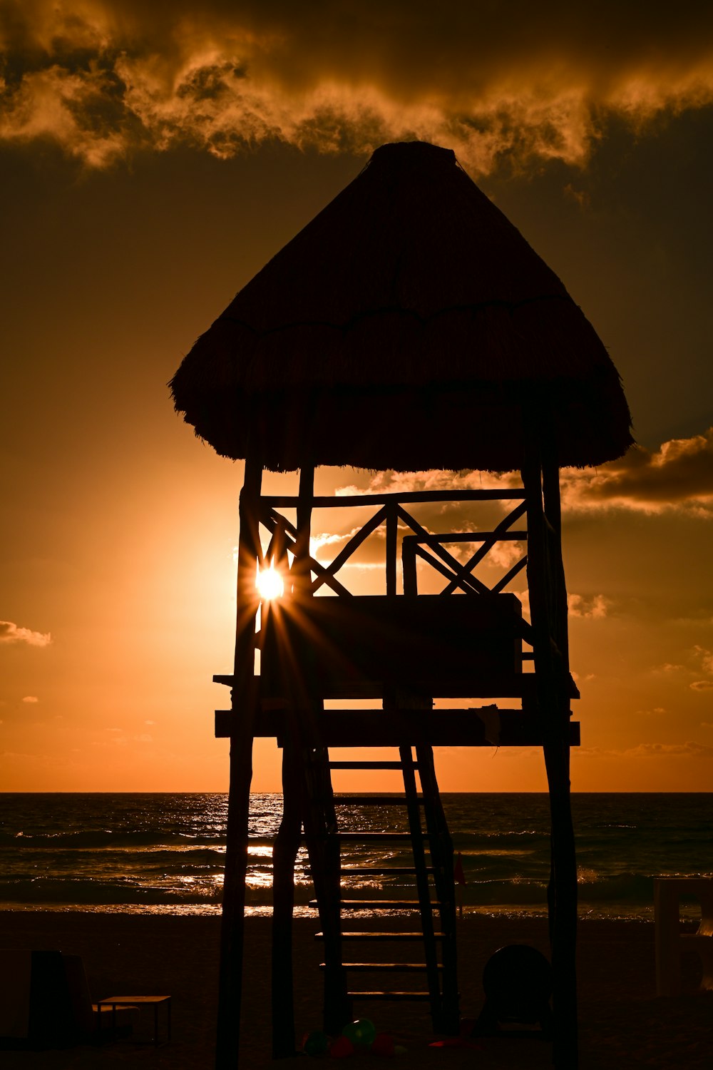 Braunes Holzstrandhaus am Meer während des Sonnenuntergangs