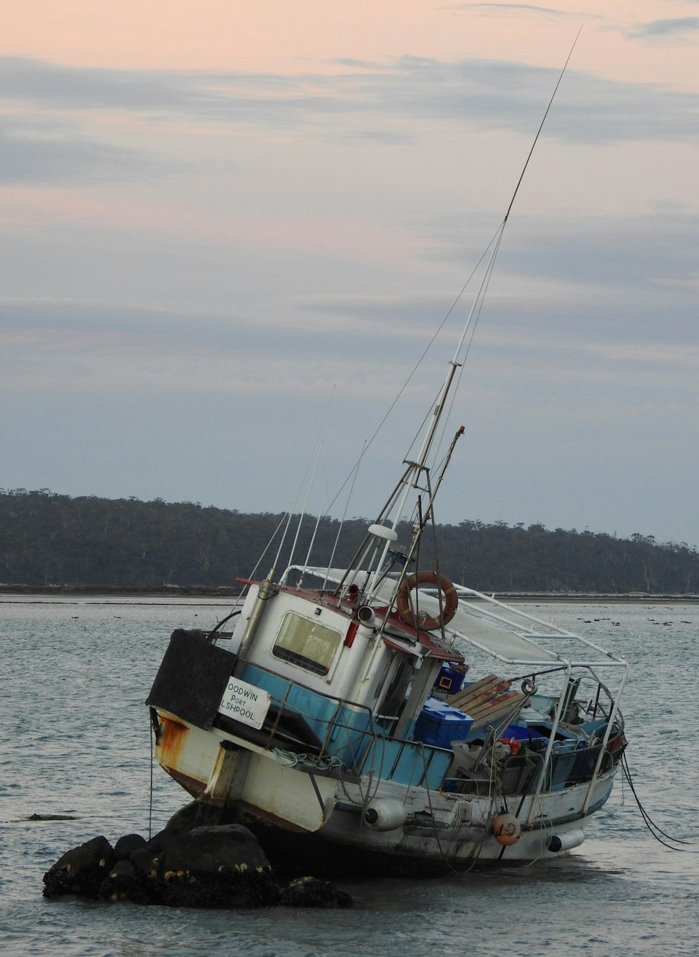 Braunes und weißes Boot tagsüber auf See