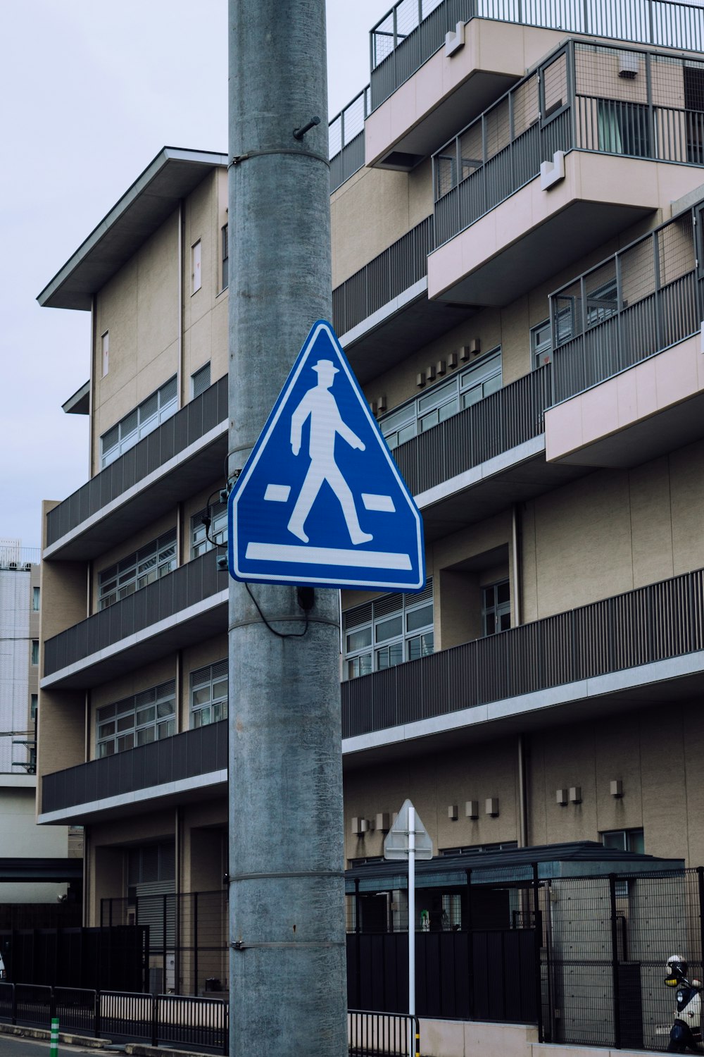 blue and white arrow sign
