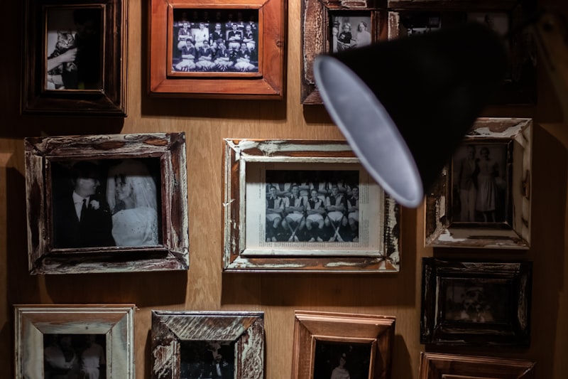 Mehrere gerahmte Bilder in einem Studio