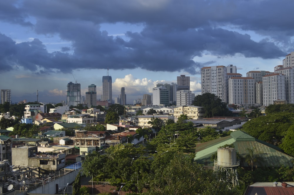 Stadt mit Hochhäusern unter grauen Wolken tagsüber