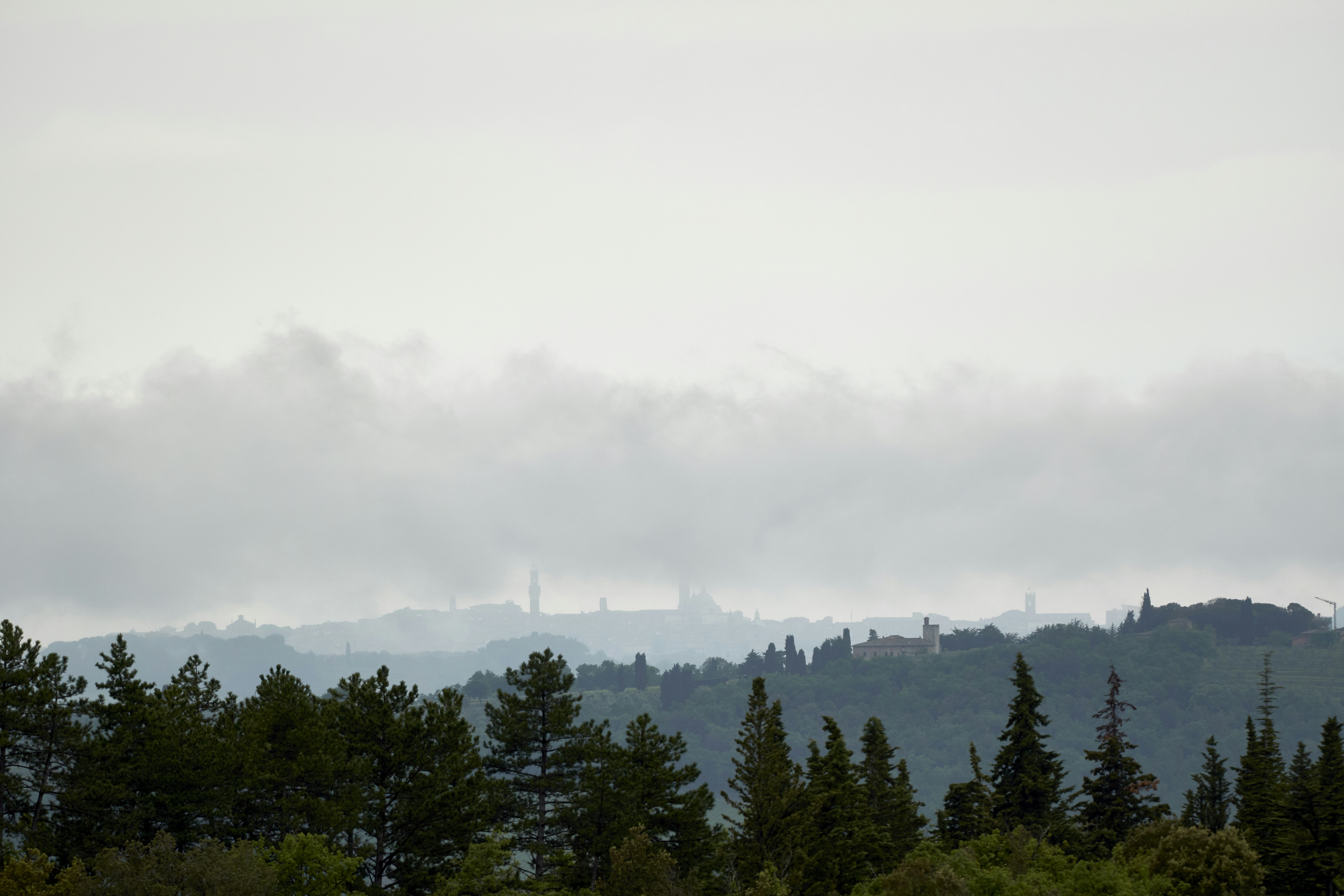 भारत का नक्शा जिस पर LPG सिलेंडरों के चित्र लगे हैं, जो देशव्यापी वितरण और आपूर्ति श्रृंखला को दर्शाते हैं।