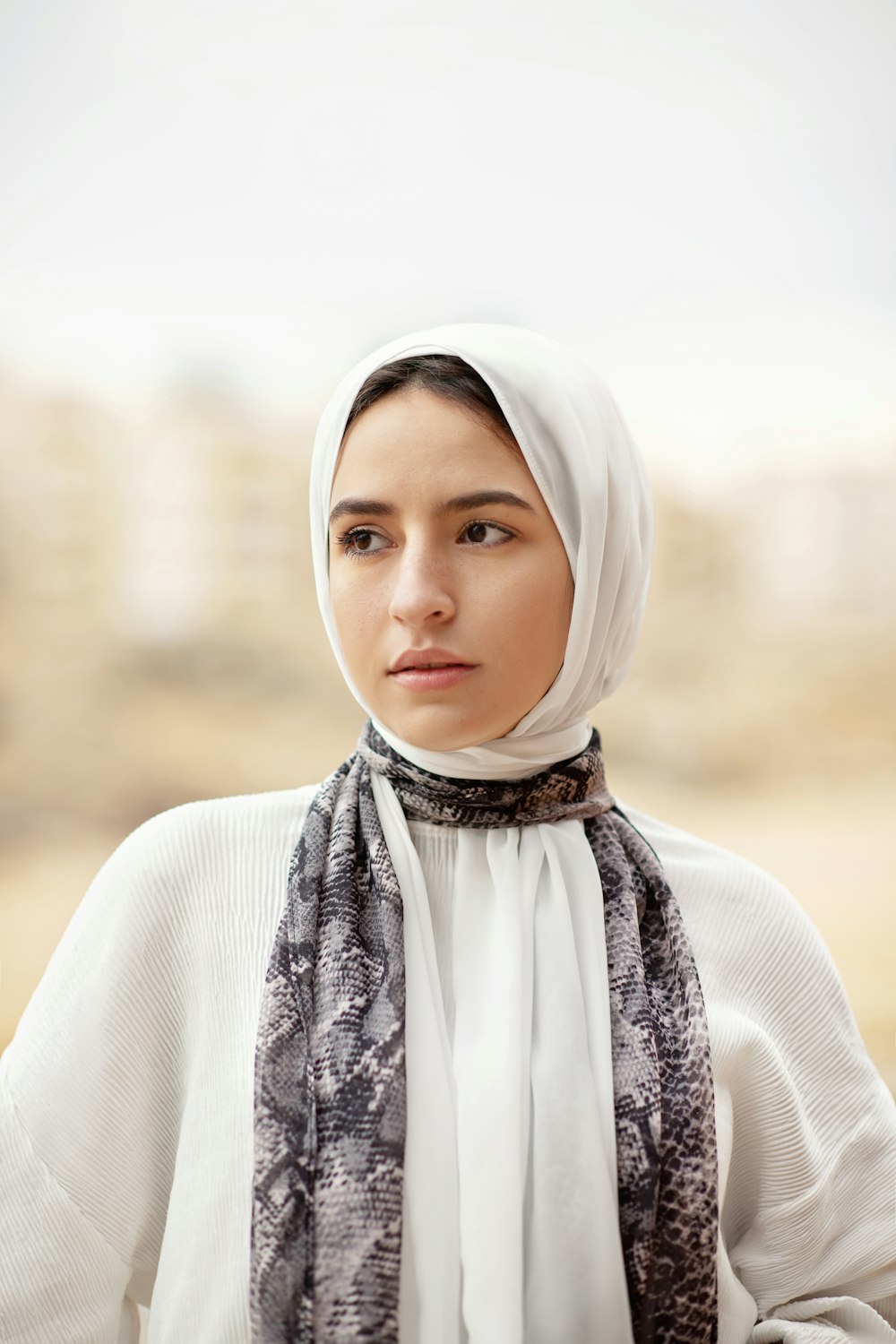 mulher no hijab branco e camisa branca de manga comprida