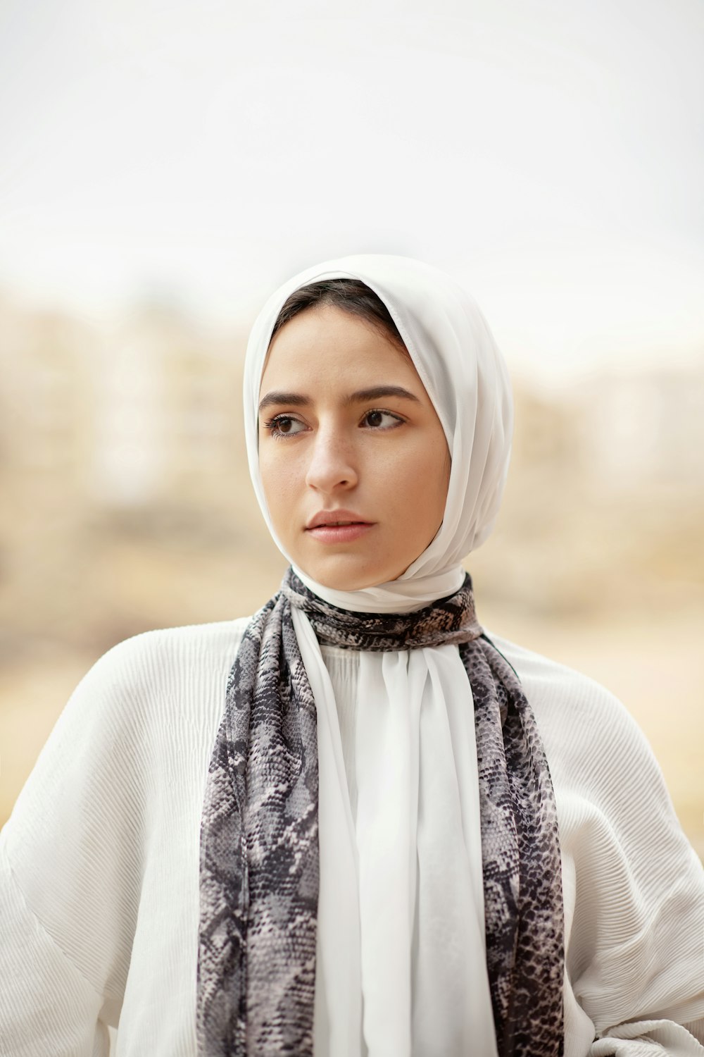 Femme en hijab blanc et chemise blanche à manches longues