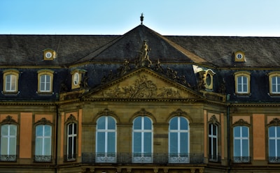 Detailed point cloud visualization of a heritage building facade.