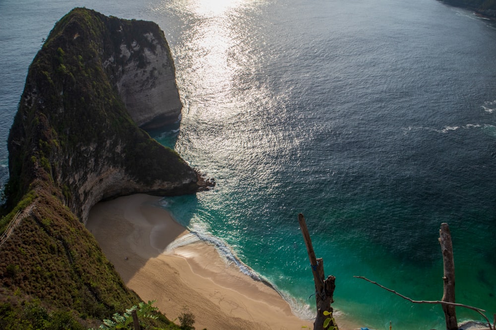 uma vista aérea de uma praia e um penhasco