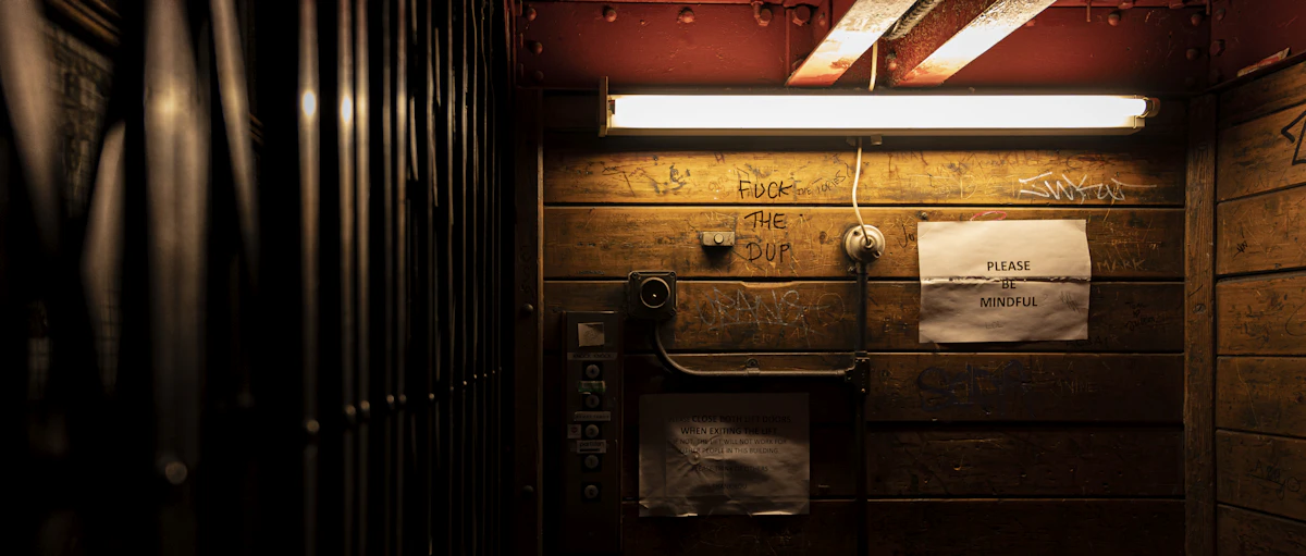 Sala de servidores segura, simbolizando la infraestructura tecnológica crítica que necesita proteger a instituciones como los museos.