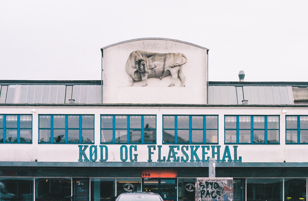 a car is parked in front of a building